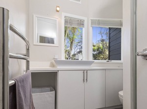 Tree Hideaway Sandspit Holiday | Snells Beach