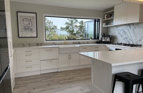 Matakana House | 5 bedrooms, metres from the village, with a pool