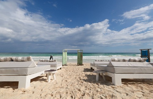 Playa Paraiso House | Beach Front King Size Cabaña Concha