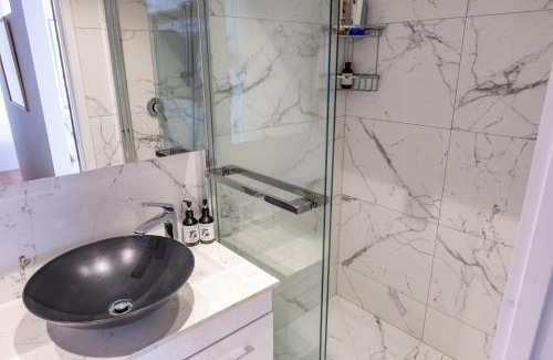 Onetangi Apartment | Beachfront on Waiheke