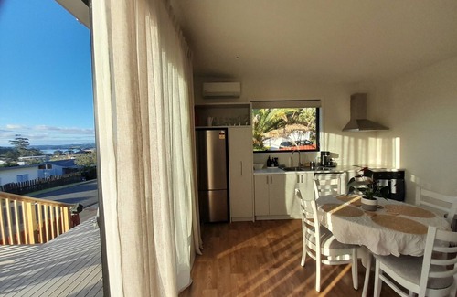 Snells Beach House | Beautifully designed Tiny home, incredibly spacious, 10min from beach