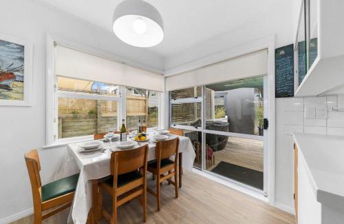 Waikanae House | Calapso Cottage - Waikanae Beach Holiday Home