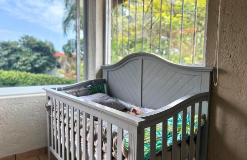 Cuernavaca House | Casa Haru, Hermosa casa con alberca climatizada, jardín, asador y tombling, capacidad para 14 personas, 5 recámaras, 8 camas, 5 baños estacionamiento para 4 autos