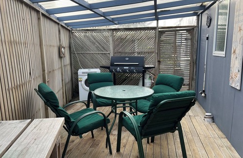 Himatangi Beach Cottage | Close to the beach pet friendly 4-bedroom bach
