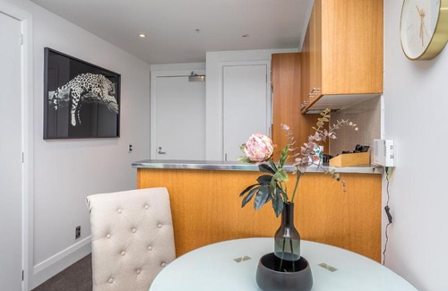 Auckland Central Business District Apartment | Comfortable & Cozy - Newly Furnished 'Quays'