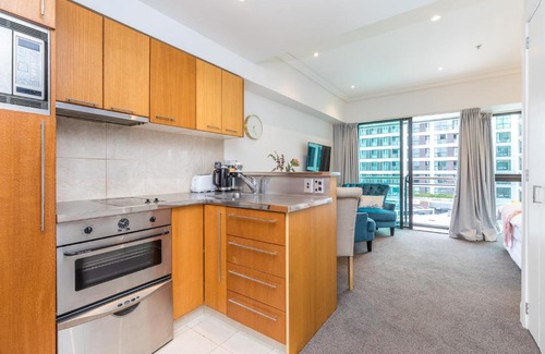 Auckland Central Business District Apartment | Comfortable & Cozy - Newly Furnished 'Quays'