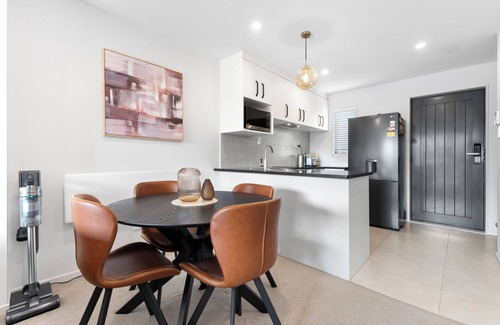 Massey House | Cozy 2-bedroom townhouse in charming west Auckland with WiFi, AC - Free Carpark