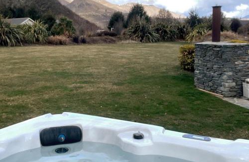 Arrowtown House | Dovecote: 5-bedroom Home with Hot tub & Games room