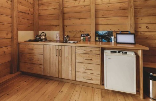 Kaimiro Cabin | Eco-Friendly River Retreat in Inglewood