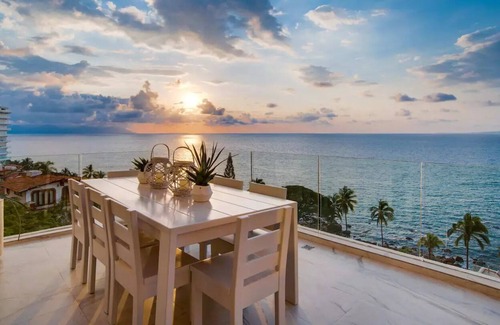 South Shore Hotel Area Apartment | Fabulous Oceanfront 3BR 3BA Condo with Resort amenities - 5min from Downtown