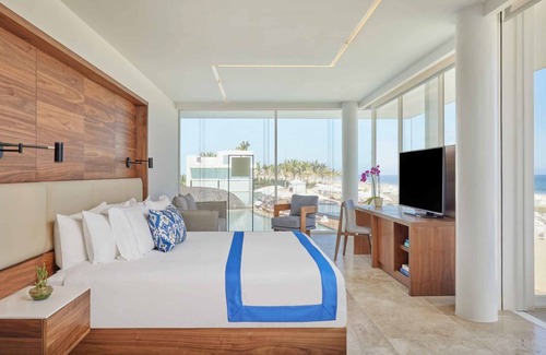 Zona Hotelera House | Family-friendly Villa with Rooftop Living Space & Pool! Near Hotelera Beach