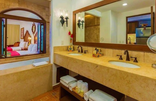 Los Cabos Apartment | Grand 2BR Family Suite + 24/7 Concierge Club @Cabo