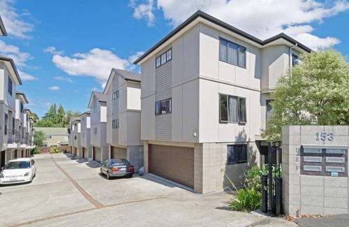 Greenlane House | Greenlane's home