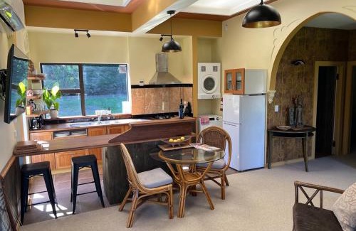 Otaki Apartment | Greenwood Bungalow - Stylish Retreat