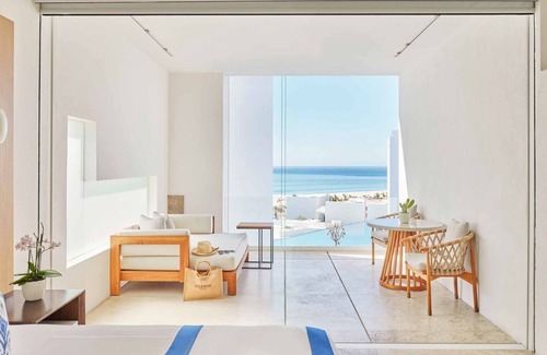Zona Hotelera House | Los Cabos Comfort: Short Drive to Acapulquito Beach! 5 Pools, Free Parking!