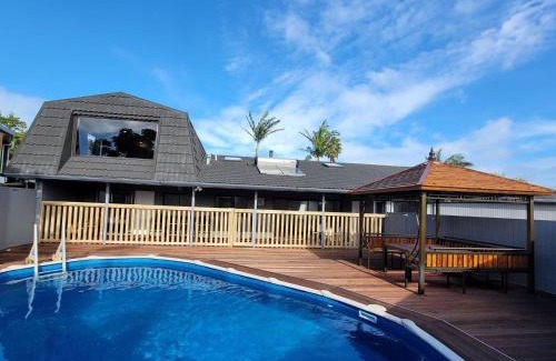 Army Bay Villa | Luxury Bay Vacation Home 5 Ensuites & Pool