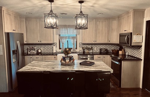 Hendersonville House | LUXURY FARMHOUSE, 2 Living spaces, Sleeps 12, PRIVATE in the mtns, 10min to town