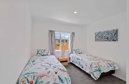 Red Beach House | New 2 bedroom house 900m from beach