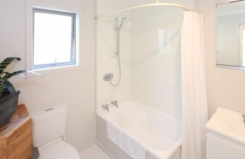 Surfdale House | New and stylish self contained bach