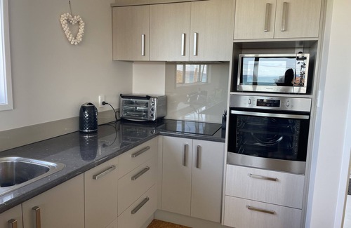 Algies Bay House | Newly renovated kiwi bach, spectacular ocean views, 2 minutes walk to the beach