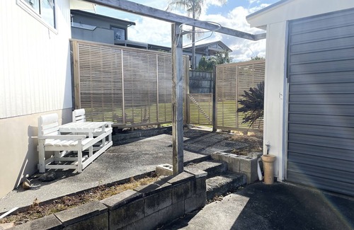 Algies Bay House | Newly renovated kiwi bach, spectacular ocean views, 2 minutes walk to the beach