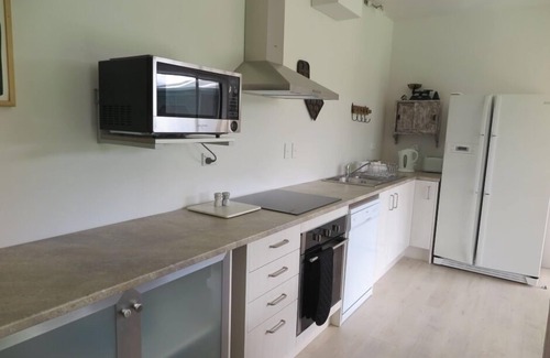 Tawharanui Cottage | Peaceful, beautiful setting for this spacious, convenient and modern Lodge
