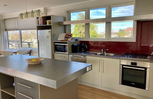 Hamilton Lake Apartment | Private Central City Apartment.