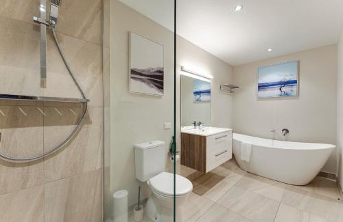 Queenstown House | Queenstown Lake and Mountain View Retreat Free Wifi Free Street Parking