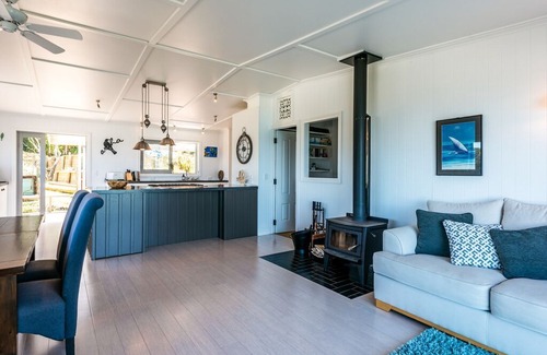 Omiha House | Rocky Bay Luxury Escape - Waiheke Holiday Home
