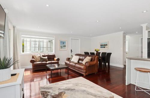 Russell House | Sandy Jandal - 3-5 Bedroom - Russell Cottages