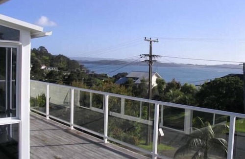 Algies Bay House | sea views and relaxing. Sleeps 9. 4 bedrooms and 2 bathrooms.