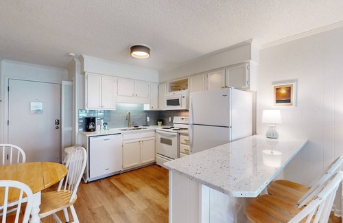 Morehead City Condo | Second-Floor Condo with Ocean & Courtyard View, Balcony, WiFi, Shared Pool