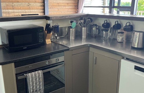 Stanmore Bay House | Stanmore Bay Log Cabin - Walk to Beach