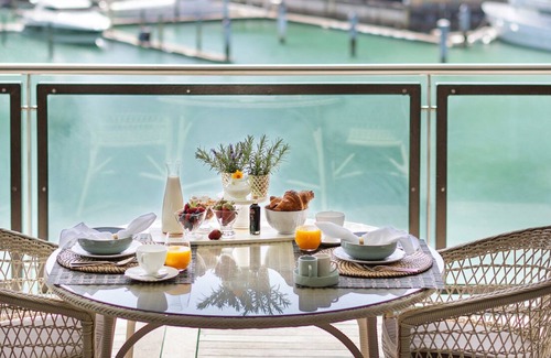 Auckland Central Business District Apartment | Stunning & Secluded Luxury Waterfront Apartment for Couples