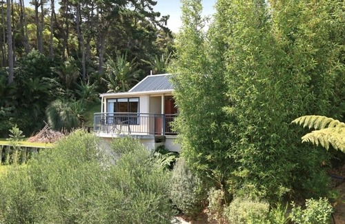 Waiheke Island House | SupaCute Cottage, Spa Bath,Dble Kayak, SKYTV, Wifi