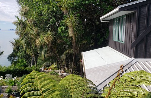 Tawharanui Ski Chalet | THE LITTLE HOUSE BY THE SEA - COASTAL MATAKANA/TAWHARANUI. , DOG FRIENDLY.