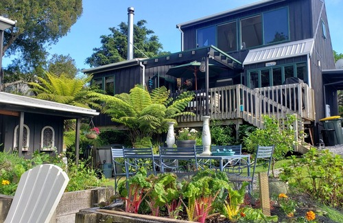 Tawharanui Ski Chalet | THE LITTLE HOUSE BY THE SEA - COASTAL MATAKANA/TAWHARANUI. , DOG FRIENDLY.