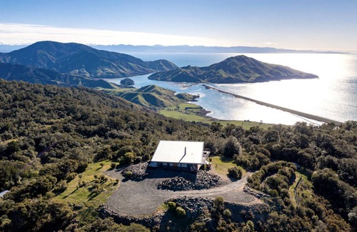 Whangamoa Villa | Villa ∙ 1 bedroom ∙ 4 guests