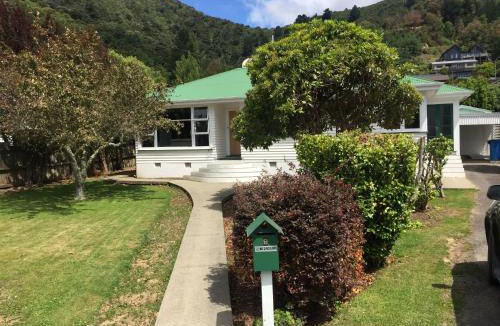 Picton House | 3 & 4 Bedroom Holiday Houses Central Picton