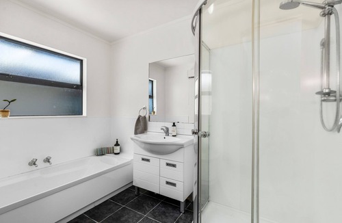 Waihi House | 3 bedroom bungalow next to awesome swimming hole!