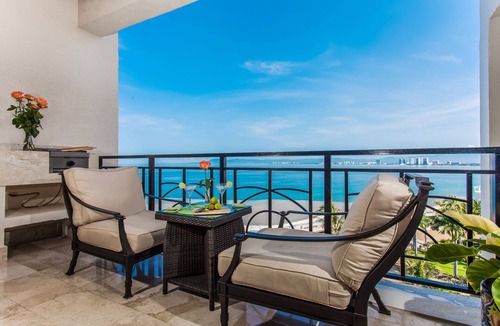 Emiliano Zapata Condo | 3300 sqft Luxury Beach Front Condo! Old Town/Romantic Zone/Molino de Agua