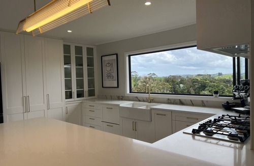Matakana House | 5 bedrooms, metres from the village, with a pool