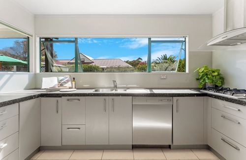 Matakana House | 5 Minutes Walk to Matakana Village, 5 Minute Drive to Omaha Beach