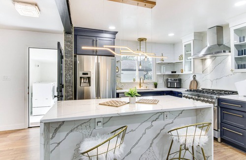 SouthPark House | 6 Mi to Spectrum Center: Spacious Getaway w/Deck