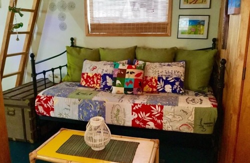 Raglan House | A Cosy Bach in the heart of Raglan, 'WHARE AROHA' Check in 2pm Check out 11am.