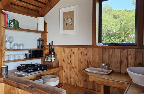Nelson Region Cabin | A cute secluded hut with ocean views