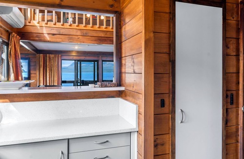 Lake Tarawera House | A PRIMO LAKE TARAWERA WATERFRONT LOCATION