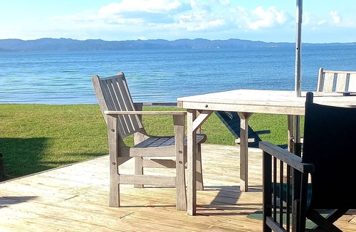 Big Bay House | Absolute Beach Front,3 brm bach sleeps 6 .Plus 5 person sleepout also available