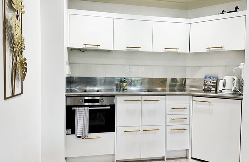 Newton Apartment | *Aircon, park views, outdoor pool, S King Bed !*
