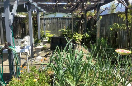 Turangi Bed & Breakfast | Anglers Adventure Paradise Cabin BNB Wifi Parking